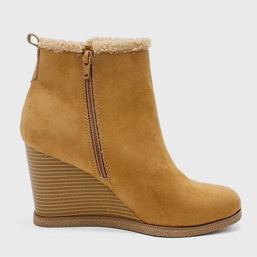 New Wonderly Cognac Size 7.5 Wedge 3” Ankle Boots Faux Suede & Fur Trim Women's